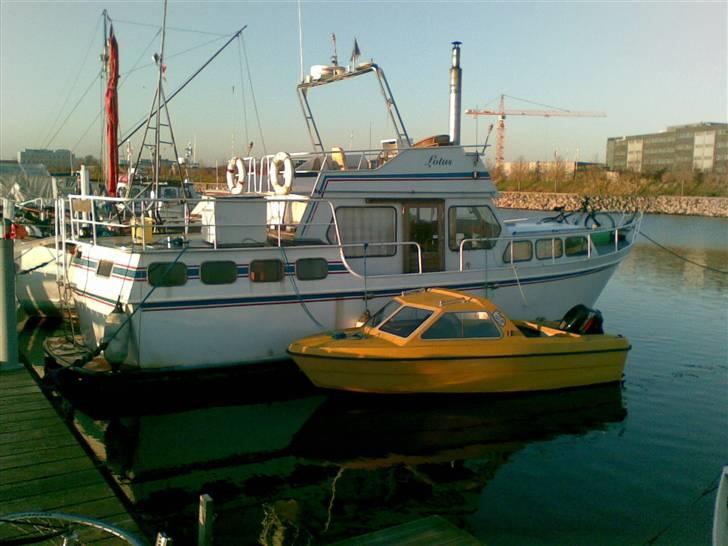 Flipper 510 SOLGT  - Min lille gule ;) og min brors båd jeg er fortøjret til :) billede 1