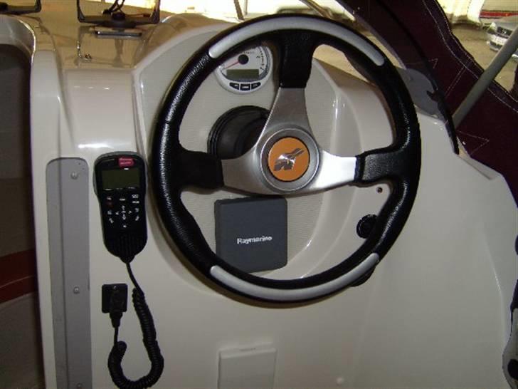 Ørnvik 470 Cruiser - VHF enheden ved rattet, her kan jeg se kanal i display, samt skifte kanal og skrue op og ned billede 7