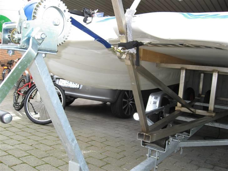 Gummibåd Gemini Zapcat - Jollevognen trækkes op på bådtraileren med spillet og en strop rundt om båd og trailer holder den fast under kørsel. billede 9