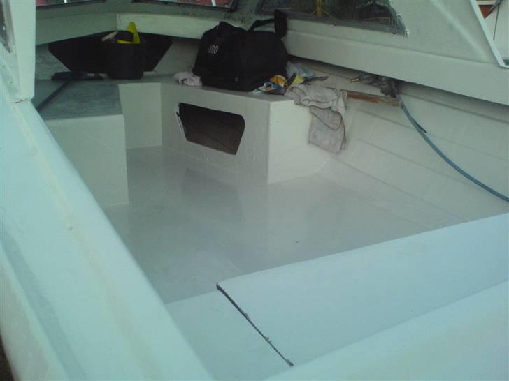 Nordan 18 (SOLGT) - Endelig er dørken færdig - den er blevet raspet, belagt med glasfiber og har fået adskillige lag Prime/Polycoat billede 7