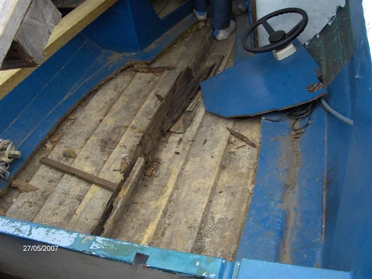 Nordan 18 (SOLGT) - Her er dørken revet op da den var helt rådnet op.  billede 2