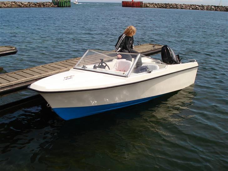 Selco Selspeed/Rimini - Så er hun i søen (altså båden) med nyt indtræk og malet indvendig samt med mercury motoren på. billede 4