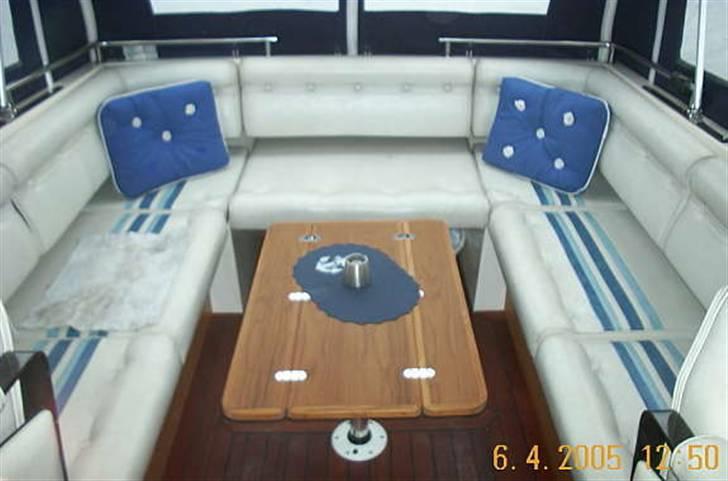 Viksund 900 Futura - En dejlig stor U-sofa under kalesche, skibets mest benyttede plads. billede 4