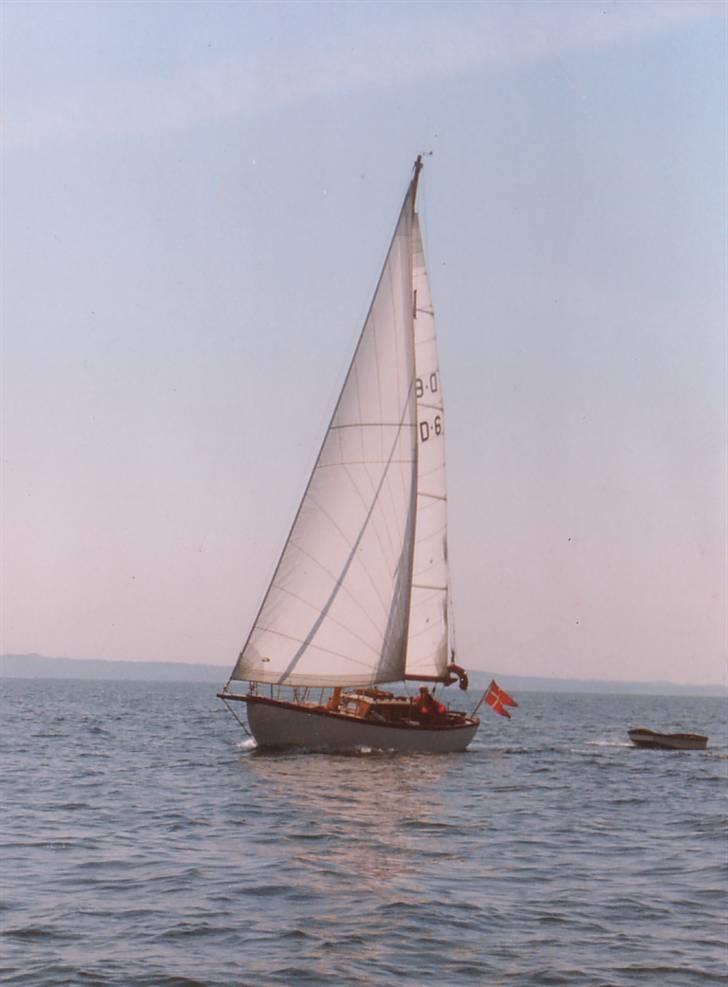 Sejlkutter Swell - Skibet er let at sejle alene, da der er to rulleforsejl, og storsejlet kan rebes fra cokpittet. billede 6