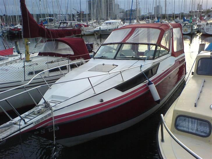 Century 270 XL Mirada - Bagbord side og ankerspil. og en utæt lanterne, det meste af det regnvand der landede på fordækket løb ind i to stk. 20mm. huller under lanternerne der sad løse. :-( billede 16