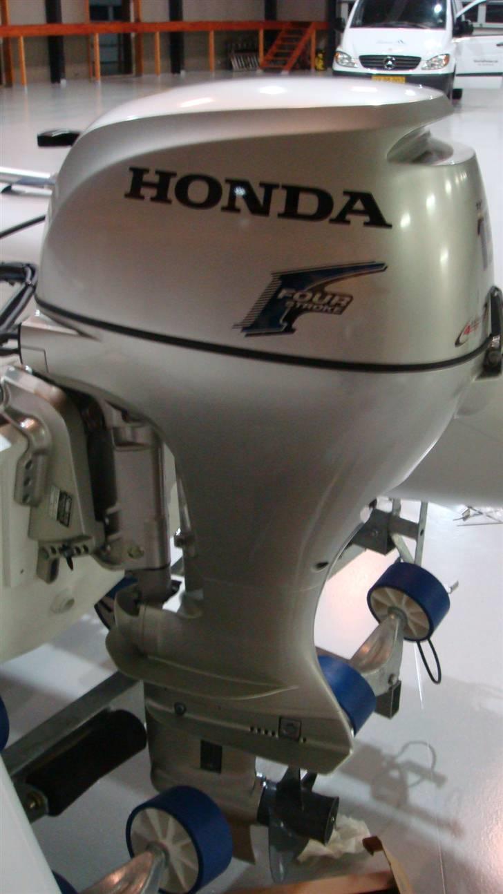 Gummibåd Grand 330S - Her ses Honda BF 15 SR fra siden. billede 5