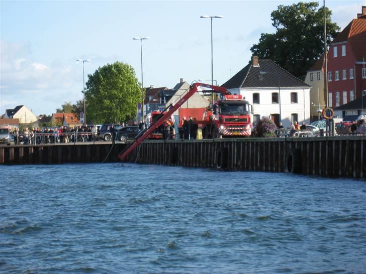 B Angler 180F - Falck fisker en bil op fra havnen i Middelfart med et lig i. Mand forsvundet i Odense for 1 år siden. Selv fiskede vi ikke i dag :-) billede 12