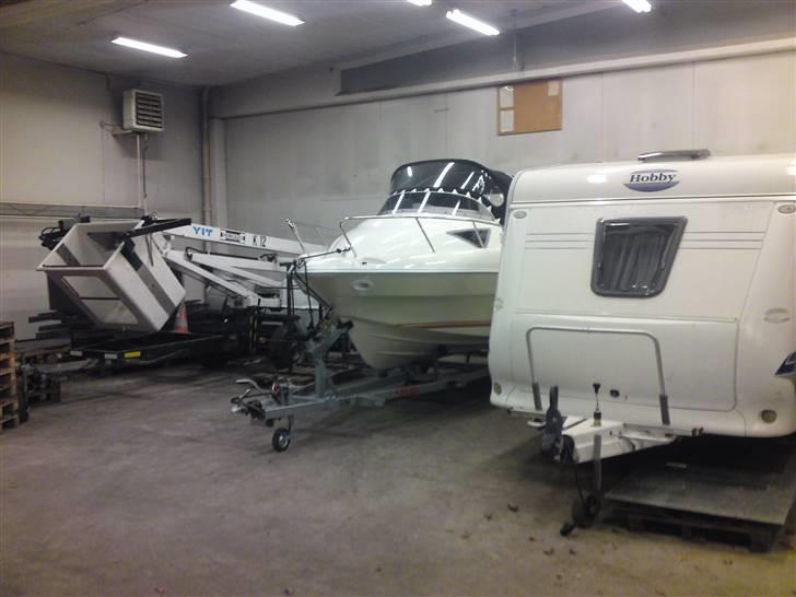 Ørnvik 510 Cruiser Optimax - Når den ikke er i vandet står den her tørt og varmt :) billede 16