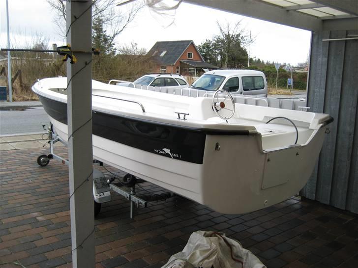 X Nydam 465 I - Så er jollen kommet hjem, står i carporten klar til montage af motor mm. billede 1