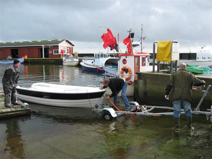 X Nydam 465 I - Leverandøren omlader jollen fra hans, til min trailer billede 4