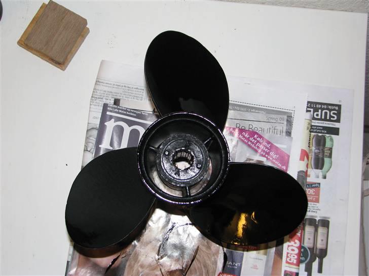 X Delphin 14 - Skruen havde fået et lille hak og malingen var generelt ikke pæn mere, så nu er den nyrenoveret og fin igen. billede 8