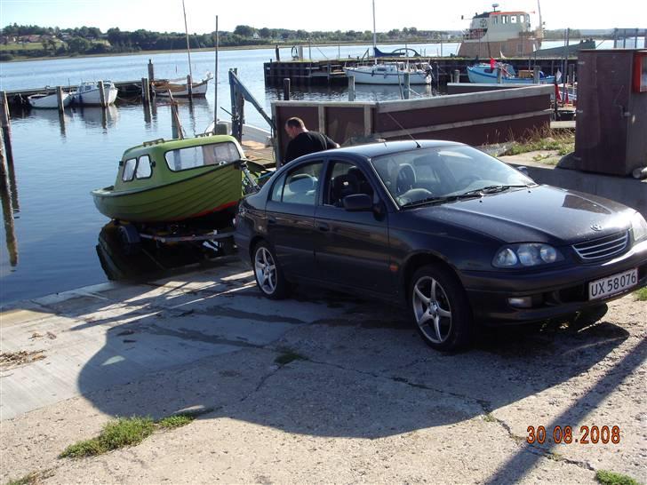 J Jante (Dokkedal jolle) - Her bliver båden sat i vandet i Mariagerfjord, den er så dejlig stille at sejle på. billede 4