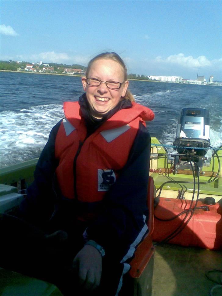 J Jante (Dokkedal jolle) - Her styrer min datter med sikker hånd, naturligvis under opsyn. billede 5