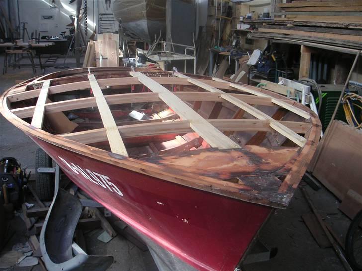 B Mahogny Speedbåd TIL SALG - Nye Dæksbjælker er lamineret i form, tilpasset og monteret. Dækket er etydelig mere stivt nu, eftersom bjælkerne gik fra bredde på 12mm til 30mm. billede 3