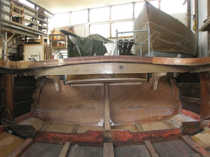 B Mahogny Speedbåd TIL SALG - Motorbrønd har fået ny bund, og 3mm mahognifiner er lamineret op på indersiden for at friske den op. Den er yderligere gjordt lavere, så der er mere plads til benzin under agterdækket. billede 6