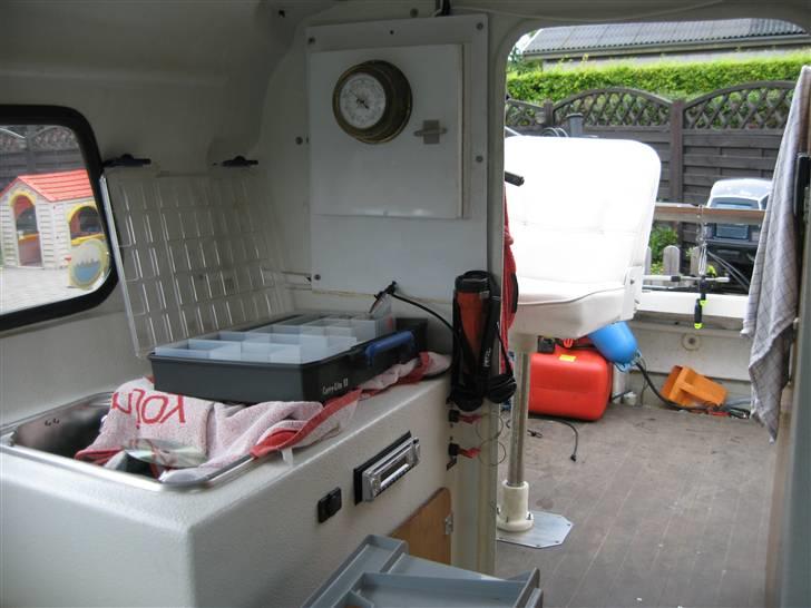 Vanguard Thunderjet (SOLGT !) - indefra kabinen, cd anlægget sidder under vasken sammen med 12 volt udtaget til køletaske, mobillader etc. billede 17
