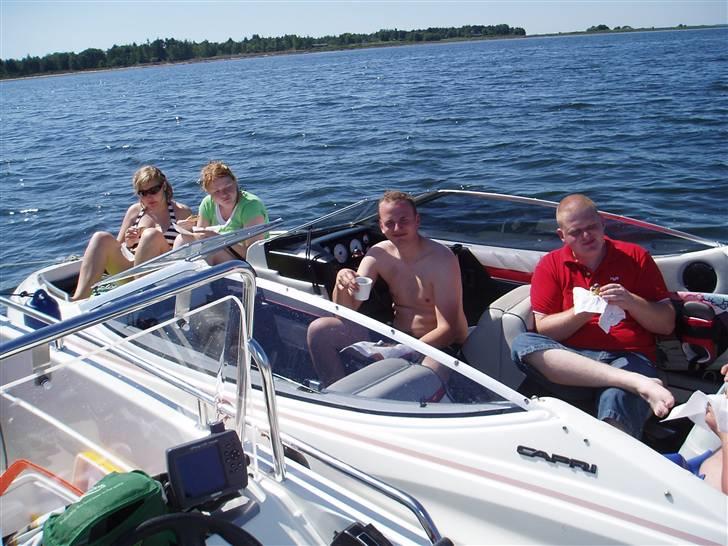 Bayliner 1850 bowrider - det var på min 25 års fødselsdag, det er mig med bar overkrop billede 11