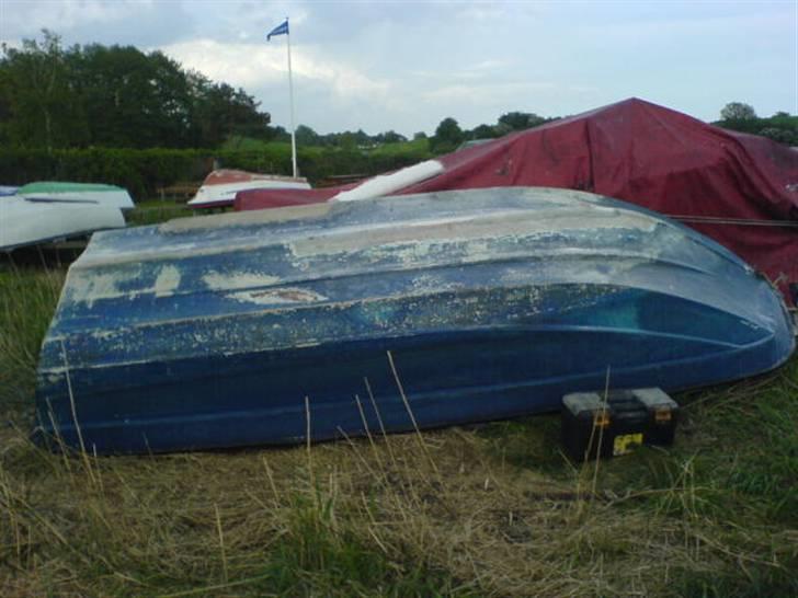 Trifoil 70 de luxe - Da båden blev vendt, sivede der vand ud fra skummet i flere uger. Heldigvis tørrede sommersolen hurtigt området, der skulle repareres. Men der er stadig masser af vand opsuget i skummet. Øv! billede 11