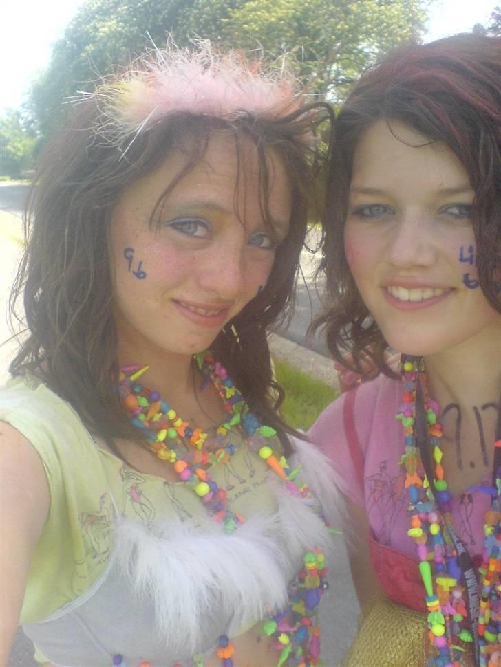 Sidste skoledag + tivoli - Line og sabrina tænker "bliver det mon et godt billede det her"

 billede 17