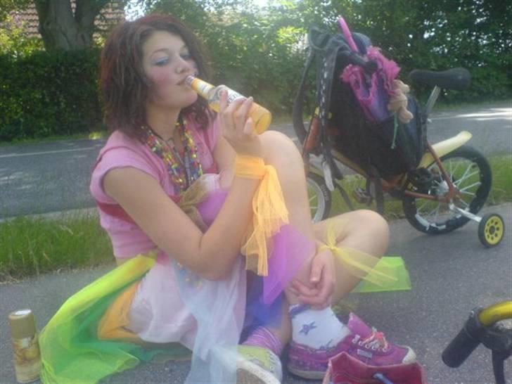 Sidste skoledag + tivoli - På vej mod allerød, vi skulle vente på jimjim x) billede 26