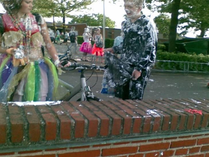 Sidste skoledag + tivoli - Barberskums kampen billede 28