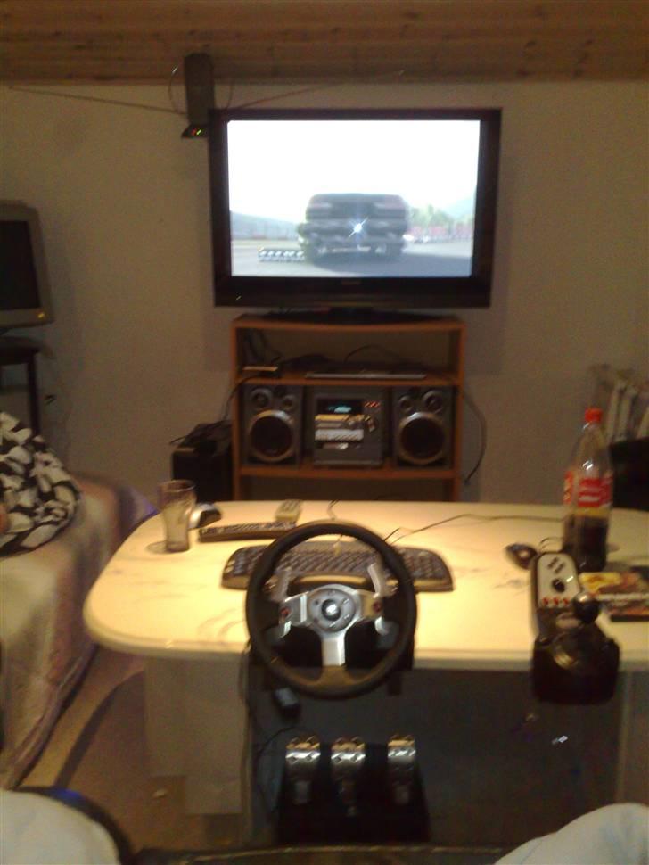 Styling i min ungkarlehybel. - 42" bilspil og G25 rat og pedaler via PCen er FEDT at spille i sofaen :D billede 1