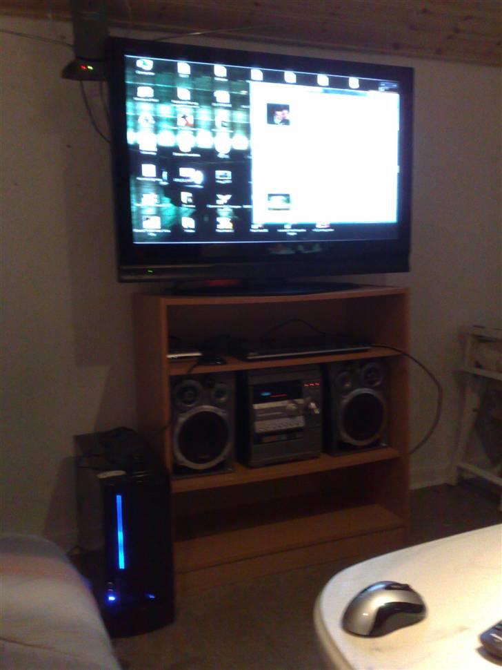 Styling i min ungkarlehybel. - 42" PC skrivebord med Vista ;) billede 2