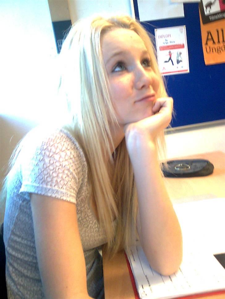 Blondine'Dum'Brunettes HVERDAG <3 (: - Badarra <3 billede 2