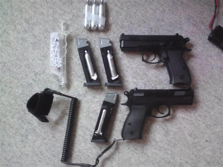 Hardball grejet - CZ75D COMPACT + 3 magasin på Co2 + Speed loader

Pistolen er Uden blowback.
Har CO2 beholder i magasinet.

Hop Up-type: Justerbar
Skudmetode: Enkelt
Mundingshastighed: 125 m/s
Vægt: 625 gr.
Længde: 185 mm
Løbslængde: 94 mm
Magsinindhold: 15 kugler billede 5