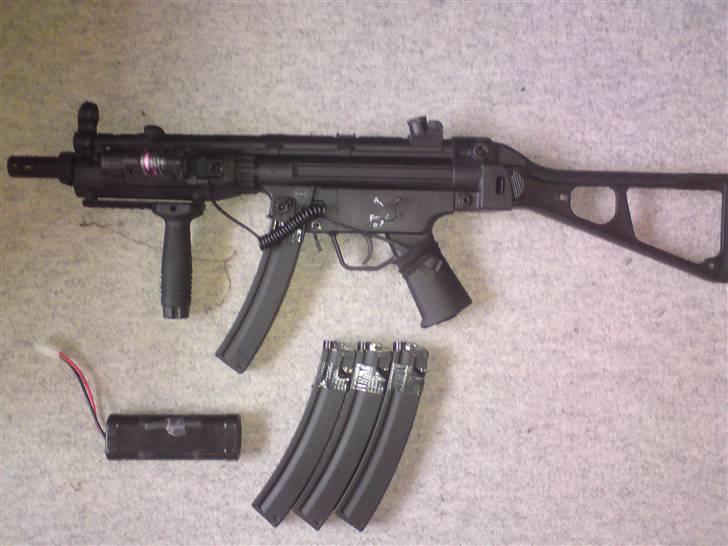 Hardball grejet - Gsg 5 + 3 hi cap magasin + 1 hi cap standart magasin + lygte / laser m. kontakt
Fuld metal gevær med blowback
Stål tandhjul
Metal Gearbox
Justerbar bag sigtemiddel
RIS front
Foldekolbe

Hop Up-type: Justerbar
Skudmetode: Enkelt og Fuldautomatisk
Mundingshastighed: 98m/s
Vægt: 3300 gr.
Længde: 745 mm
Magasinindhold: 250 kugler
Batteri: Speciel type  8,4v 1200mAh

 billede 6