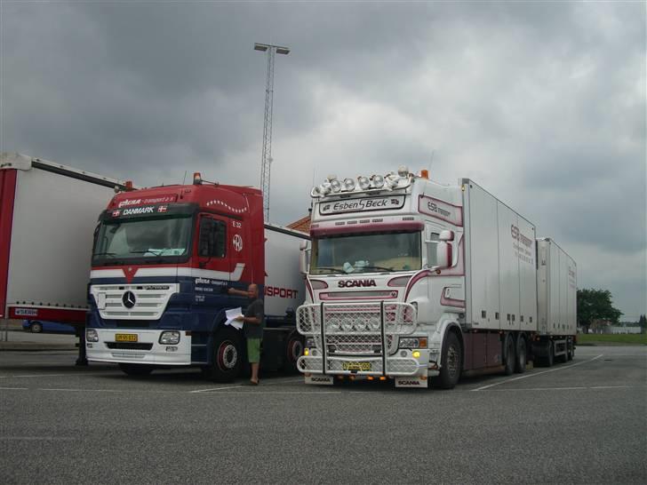 Era Transport - Toldpladsen i Padborg. Og Mercedesen er i godt selskab ;D billede 12