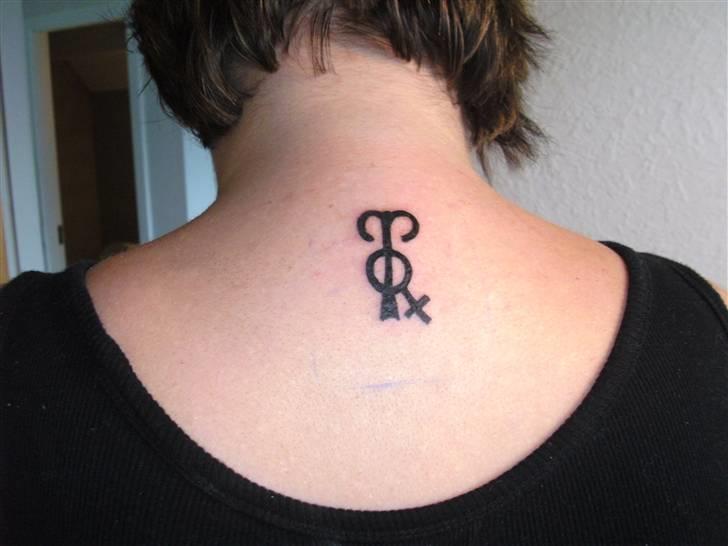 Mine tattoo's og piercinge :D - Nakken : Pige symbolet og Vædderen i en billede 1