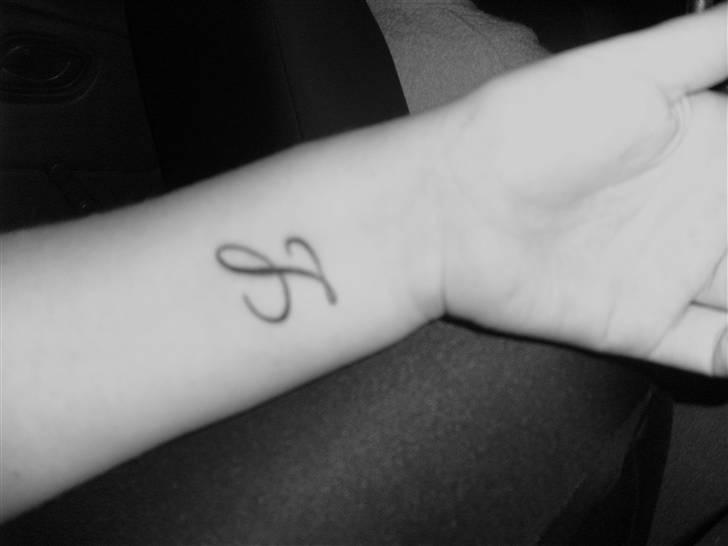 Mine tattoo's og piercinge :D - Håndleddet : Et L for mit navn billede 2