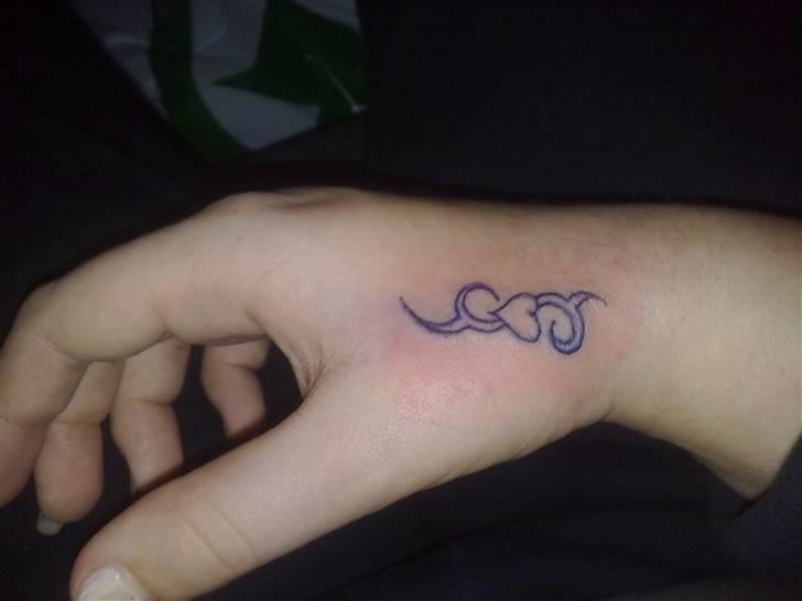 Mine tattoo's og piercinge :D - Hånden : hjerte med trible .. fik den , den 29 december :D billede 11