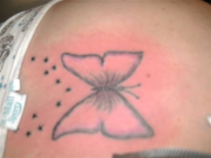 Mine tattoo's og piercinge :D - Midt på ryggen ved Bh'en en sommerfulg .. i kan ik se det nu men der er pink farve i og der er blevet lavet skygger billede 12