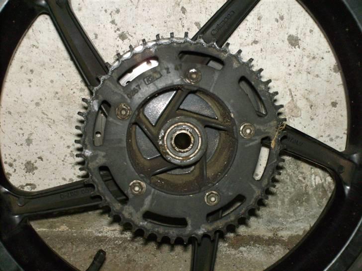 Min første 45 knallert :D ( Aprilia RS 50 ) - Tandhjulet blev også udskiftet... det var virkelig slemt foran... kan ses på SG... linket står i beskrivelsen billede 14