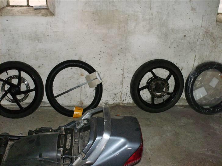 Min første 45 knallert :D ( Aprilia RS 50 ) - Her har jeg lige fået dækkene... billede 16