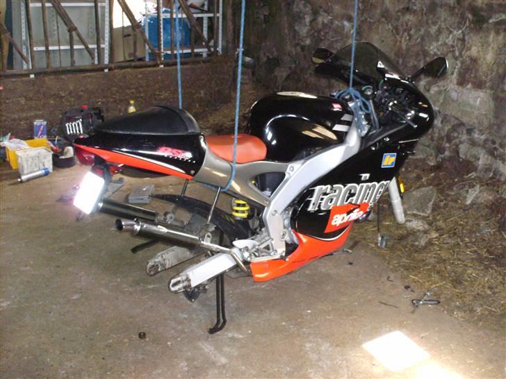 Min første 45 knallert :D ( Aprilia RS 50 ) - Her kna man tydeligt se hvordan man skifter dæk på en knallert ;P billede 25