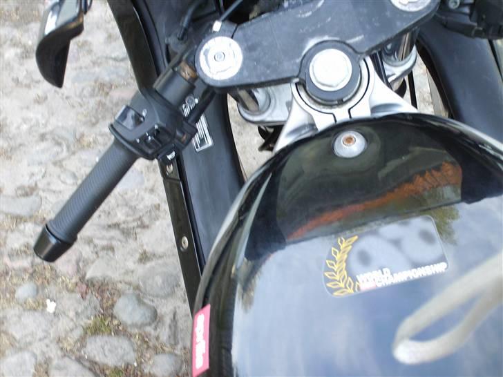 Min første 45 knallert :D ( Aprilia RS 50 ) - Håndtagene blev også udskiftet... faktisk til nogle halvdyre nogen af alluminium... Dette kan også ses på de billeder hvor den hænger i luften... ^^ billede 7
