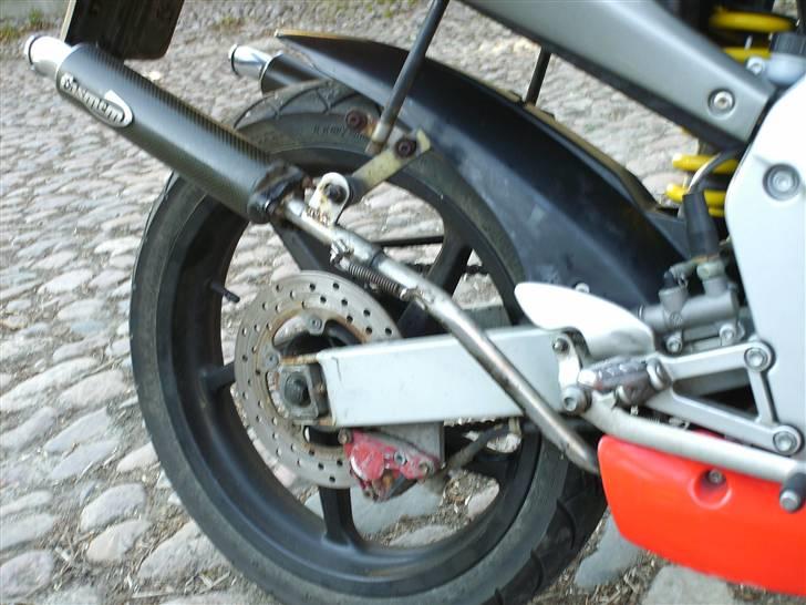 Min første 45 knallert :D ( Aprilia RS 50 ) - Med tiden lavede jeg også noget selv, som holdte udstødningerne bedre end det der... De holdt ikke for en skid... Men det hjemmelavede virkede perfekt og havde form og det hele... så godt ud ( uden at prale )...
det skal også siges at der kom bagfodhviler på... Man ssad faktisk mega godt bagpå :o   xD billede 9