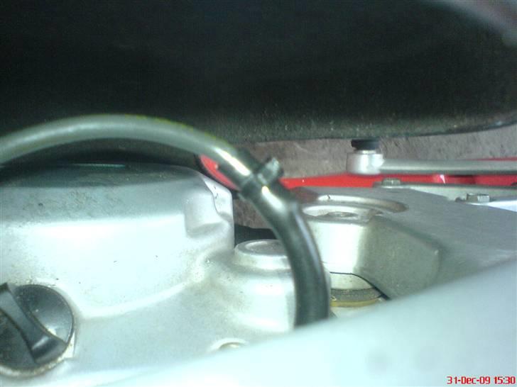 Min første 45 knallert :D ( Aprilia RS 50 ) - Efter som jeg ikke have den rette længde og størelse af slangen til 2 takts tanken og til kaburatoren... Måtte jeg jo finde på noget ;) billede 29