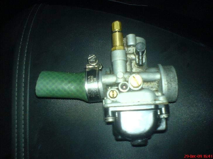 Min første 45 knallert :D ( Aprilia RS 50 ) - Her kan man se at jeg fuskede noget hjemmelavet noget sammen, fordi at den gamle kaburator brækkede... Men det virkede virkelig godt :P Den fik i hvert fald mere bundtræk, da den kom fra en 12 mm til en 21 mm kaburator ;D billede 50