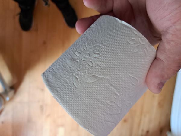Toiletpapir der bleges med kemikalie.
