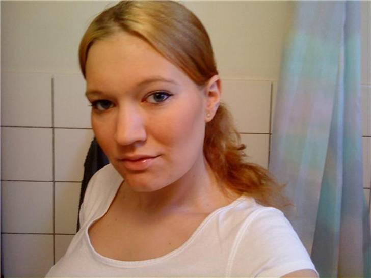 Kvinde MEEE  - dagen inden min hår blev kort igen 8 dec 2008 billede 3