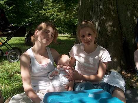 Kvinde Mig og mine elskede dyr ( - Mig (T.v.) Julie (min lille kusine) Anne (kusine) billede 17