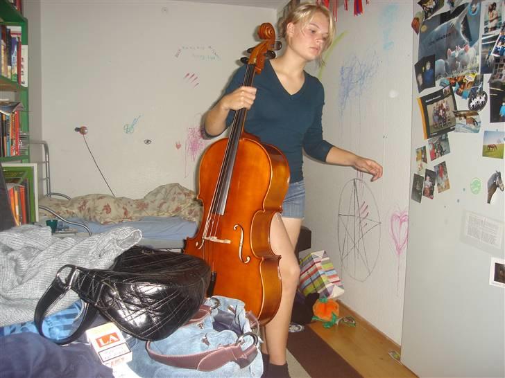 Kvinde Gia - bedztevenner. tag jer ikke af væggene. jeg gik amok som 15-årig og jeg kan ikke få malingen af xD rodet er der altid. billede 5