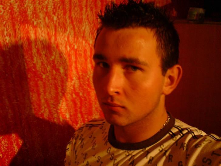 Mand guking billede 1