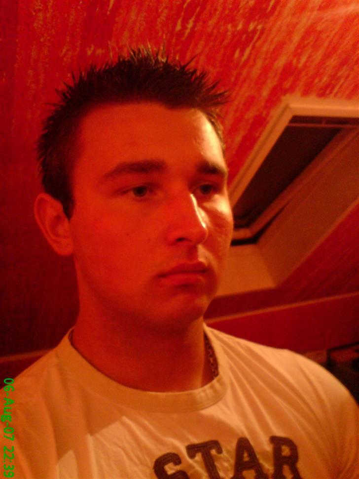 Mand guking billede 2