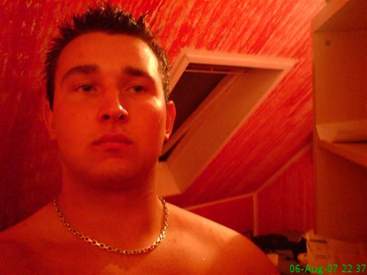 Mand guking billede 3