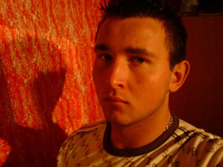 Mand guking billede 4